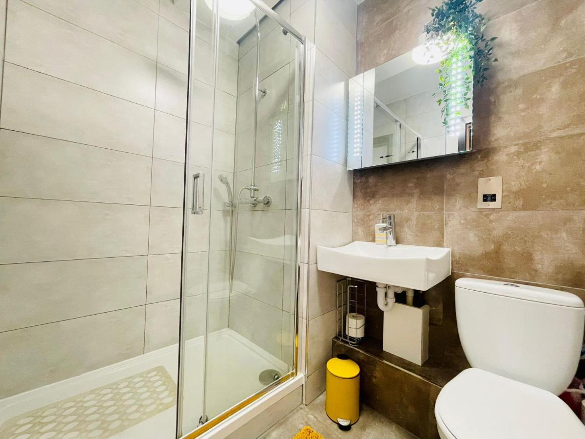 Park Street Apartment Luton By Hostaguest Екстер'єр фото